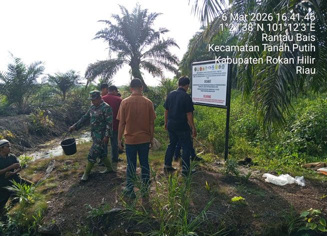 Koramil 0321-02/TP Kawal Pemasangan Plang PKH di Ex Lahan PT Dharma Wungu Guna, Rantau Bais