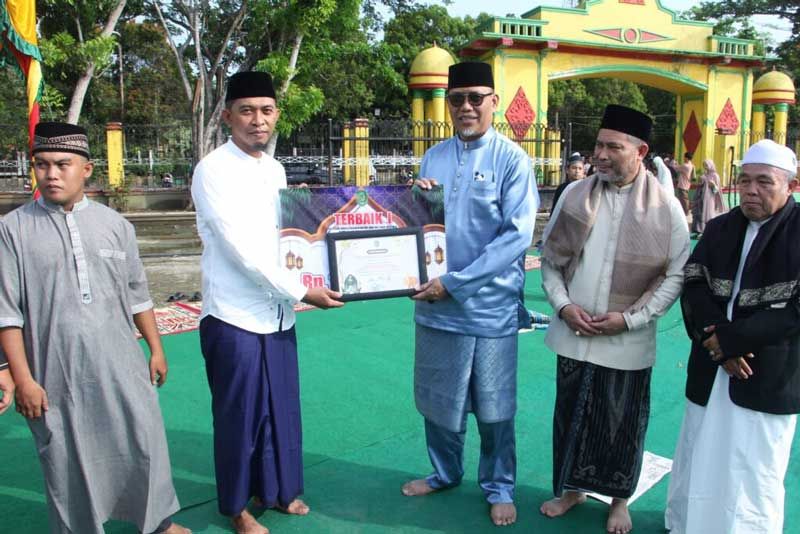 Solat Idul Fitri 1447 H di Tembilahan Berlangsung Khidmat, Sekdakab Serahkan Hadiah Pawai Takbir