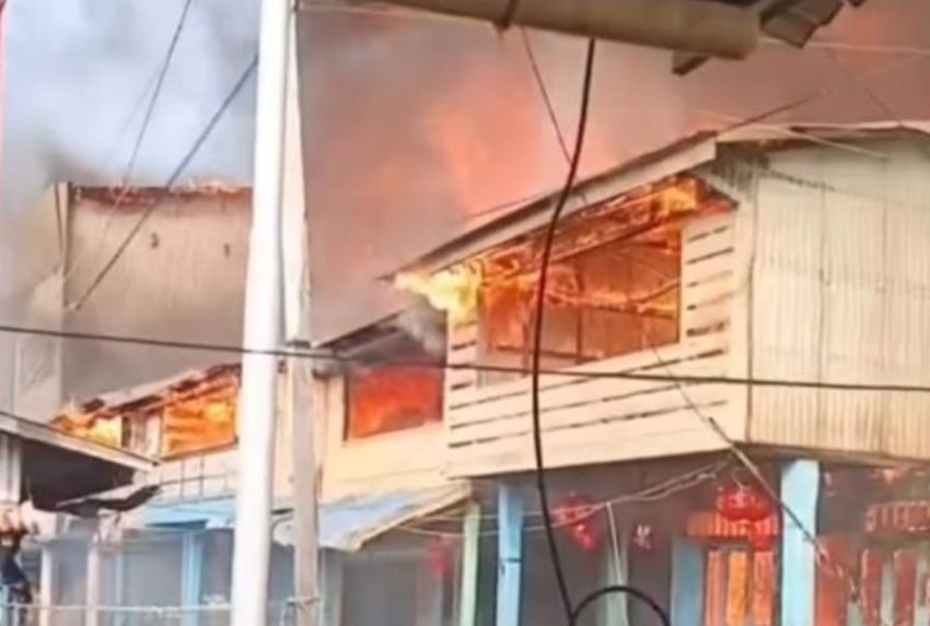 Mapolsek dan Kantor Babinsa Serta Puluhan Bangunan di Concong Inhil Terbakar