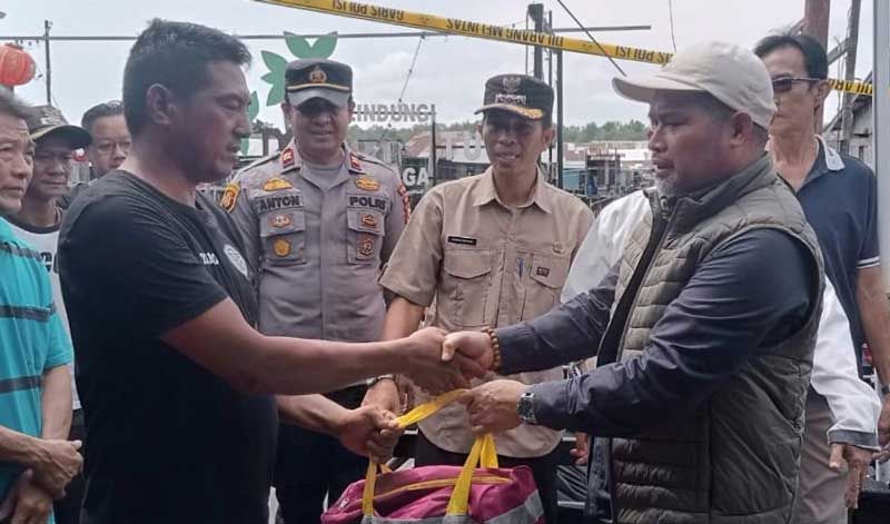Bupati Inhil Salurkan Bantuan untuk Korban Kebakaran di Concong