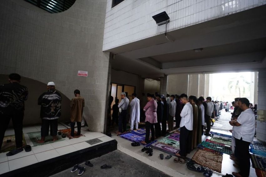 Hujan Deras Guyur Pekanbaru, Salat Ied Pemprov Riau Pindah ke Masjid Al Hidayah Kantor Gubernur