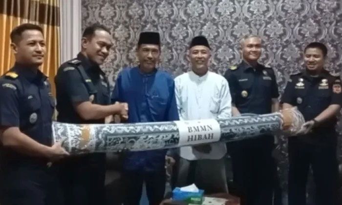 Bea Cukai Bengkalis Hibahkan 41 Rol Karpet ke Pesantren