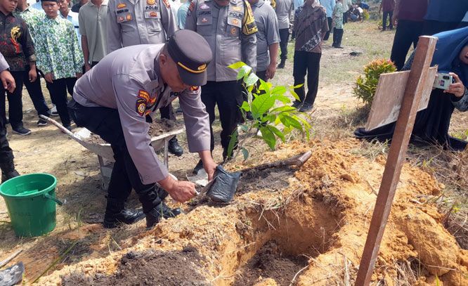 Polisi Tanam Harapan di Hari Bumi 2026, Kandis Bergerak untuk Masa Depan Hijau