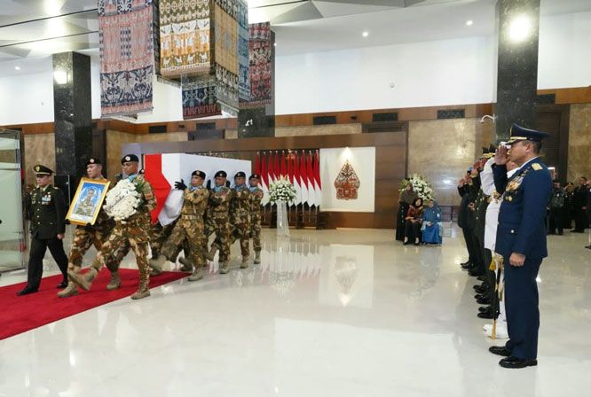 Presiden RI Beri Penghormatan Terakhir Untuk Tiga Prajurit TNI Saat Persemayaman di Bandara Soekarno-Hatta