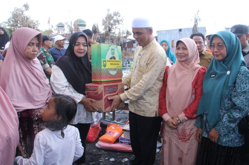Duka Pulau Kijang, Bupati Inhil Hadir Salurkan Bantuan Kepada Masyarakat