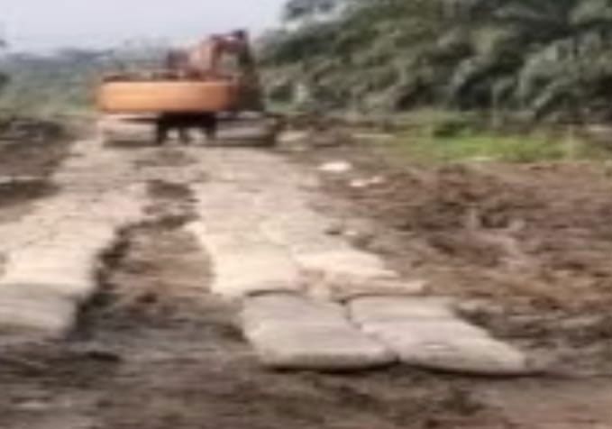 Sinergi Bangun Desa: PT Conch dan Pemdes Tualang Teken MoU Pembangunan Jalan Kampung