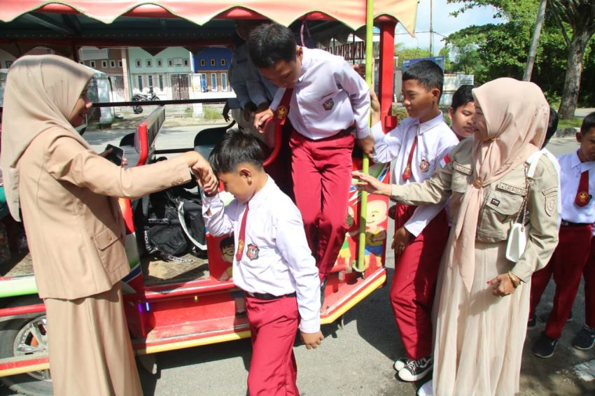 Wabup Yuliantini Sambut Kunjungan Siswa-Siswi SDN 010 Pengalihan Kecamatan Keritang
