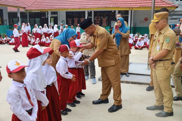 Wakil Bupati Siak Kembali Bagikan Seragam Sekolah Gratis, Perkuat Layanan Pendidikan