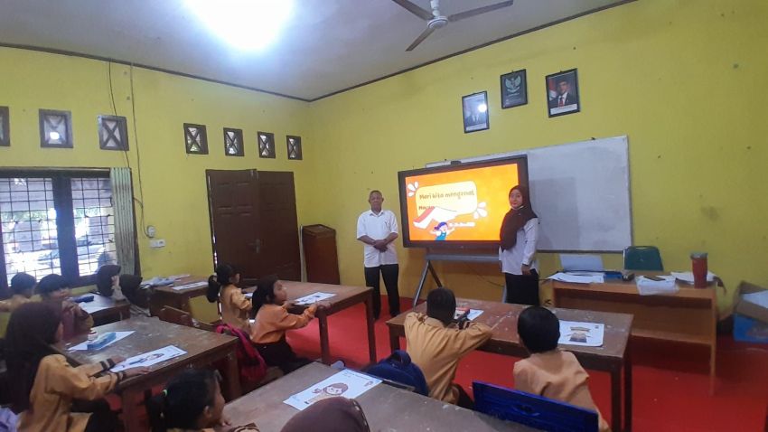 Digitalisasi Pendidikan, Murid UPT SDN 011 Desa Baru Gunakan IFP untuk Pembelajaran