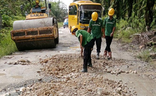 PT KTU Tunjukkan Komitmen Sosial Lewat Perbaikan Jalan Warga