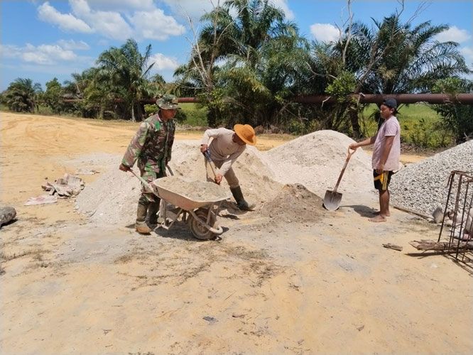 Progres capai 21 persen, Anggota koramil 05/RM dan warga kebut pengecoran Jembatan Gantung Bangko Pusaka