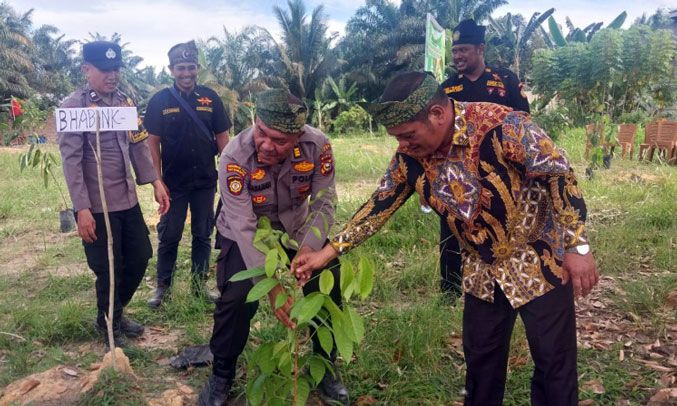 Menjaga Alam Lewat Program Green Policing, Polsek Kandis Tanam 100 Pohon di Telaga SamSam