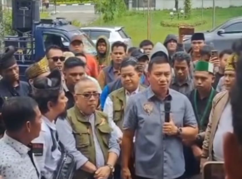 Suparman Tantang Iwan Pansa Duel di Hadapan Lembaga Adat