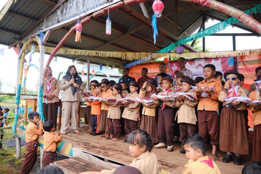Susuri Pesisir Siak, Afni Bawa Seragam Gratis dan Pesan tentang Masa Depan