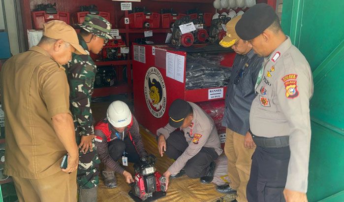 Antisipasi Karhutla, Kapolsek Teluk Meranti Bersama Forkopimcam Tinjau Kesiapan Peralatan Damkar Perusahaan