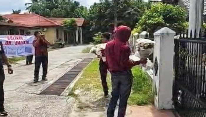 Unik, Serombongan Debt Collector di Pekanbaru Bawa Bunga dan Berjoget