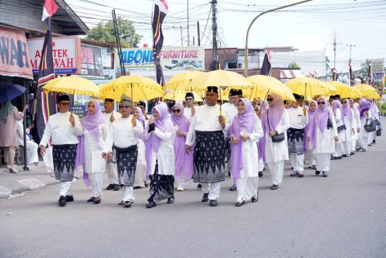 Bupati Afni Zulkifli Pimpin Langsung Pawai Taaruf MTQ Ke 44 Propinsi Riau di Kuansing