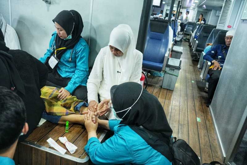 Wabup Inhil Yuliantini Dampingi Kepulangan Jamaah Haji Sakit dari Batam ke Tembilahan