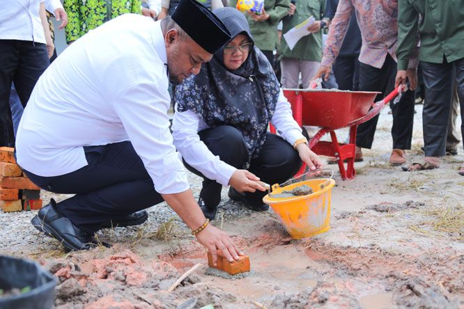 Bupati Afni Lakukan Peletakan Batu Pertama Pembangunan Rumah Singgah Kesehatan Gratis
