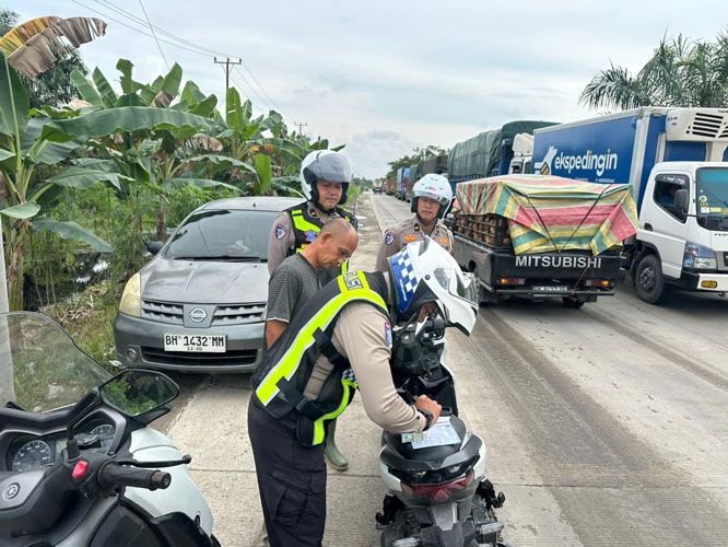 Kemacetan Panjang di KM 75 Lintas Timur Pelalawan Berhasil Diurai, Satlantas Lakukan Penindakan Tegas