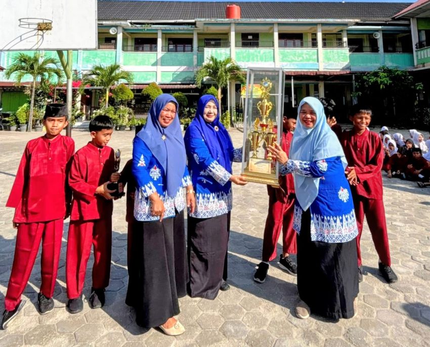 Kepala UPT SDN 024 Tarai Bangun Serahkan Piala Pemenang Lomba Futsal dan Senam Anak Indonesia
