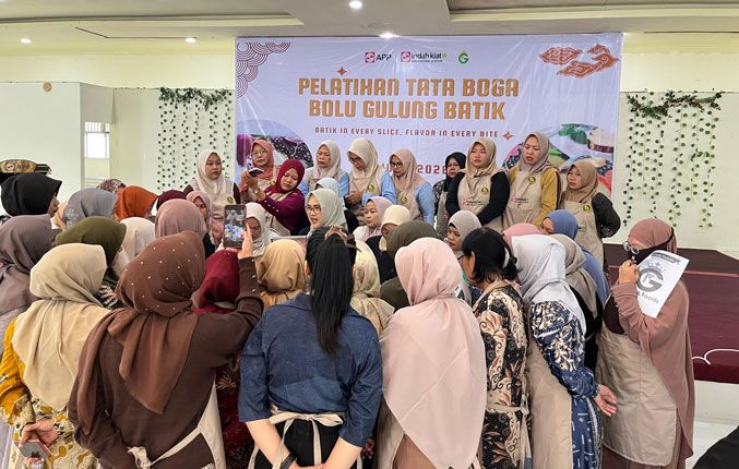 Buka Peluang Usaha dan Kembangkan Kreativitas Ibu-ibu UMKM, PT IKPP Perawang Gelar Pelatihan Tata Boga, Membuat Bolu Gulung Batik