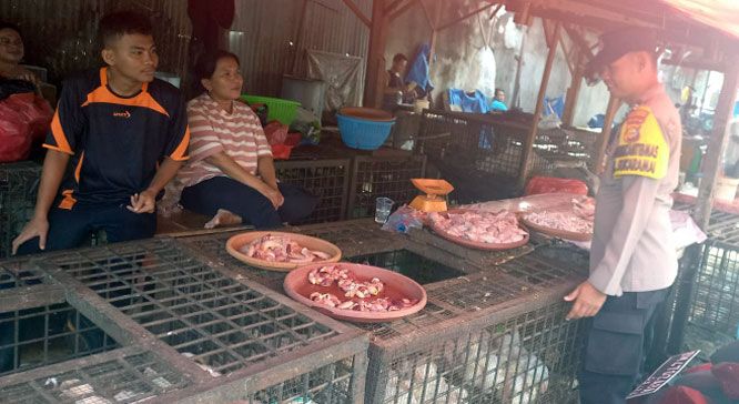 Bhabinkamtibmas Sukaramai Monitoring Ketersediaan Ayam Potong di Pasar Agus Salim