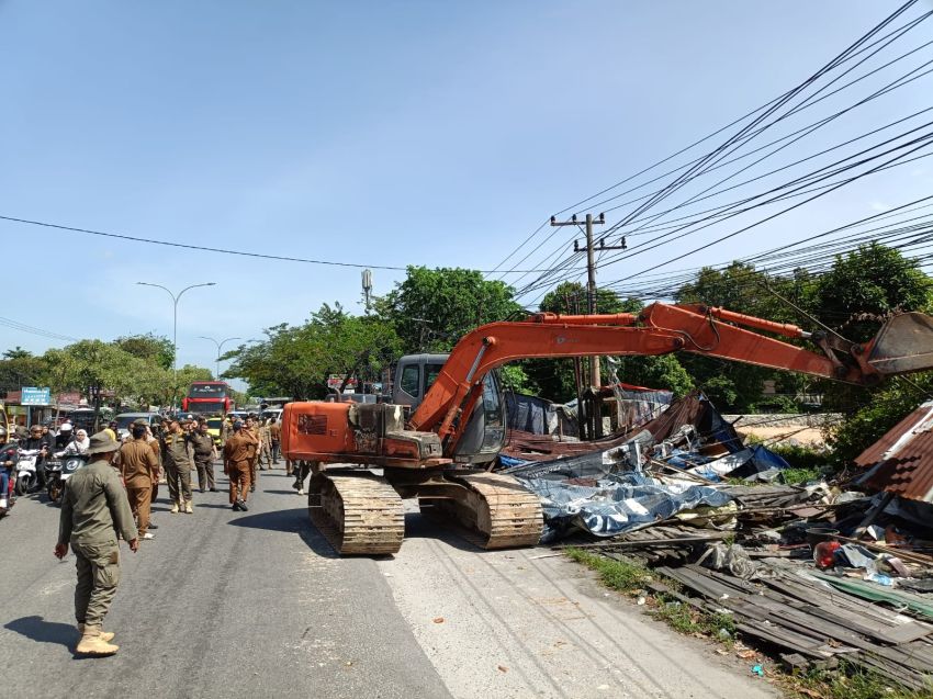 Puluhan Lapak PKL di HR Subrantas Pekanbaru Dibongkar