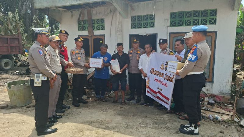 Polsek Kandis Salurkan Bantuan kepada Korban Kebakaran Rumah di Kampung Kandis