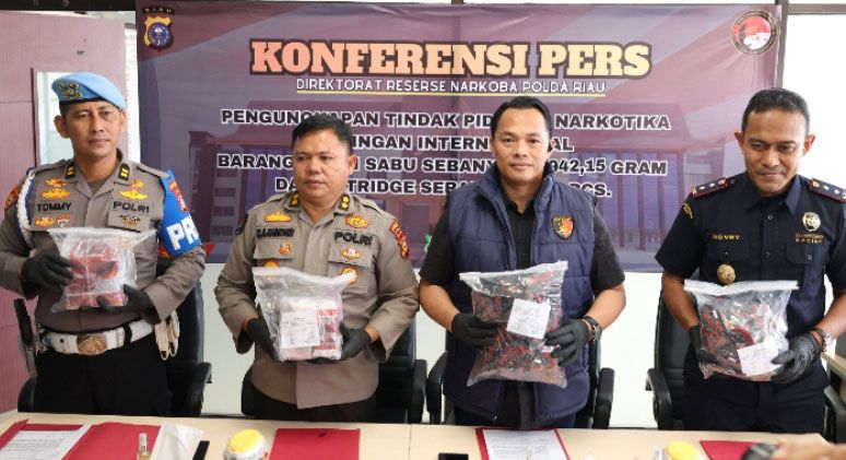 Polda Riau Gagalkan Peredaran 6,94 Kg Sabu dan 969 Cartridge Etomidate Senilai Rp9,8 Miliar
