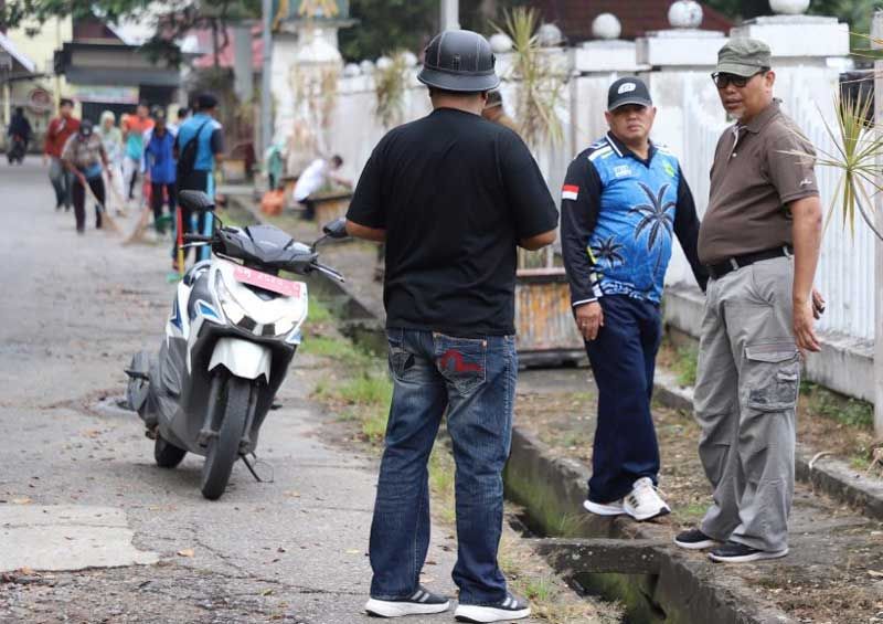 Sekda Inhil Pimpin Gotong Royong Gerakan Jumat Bersih