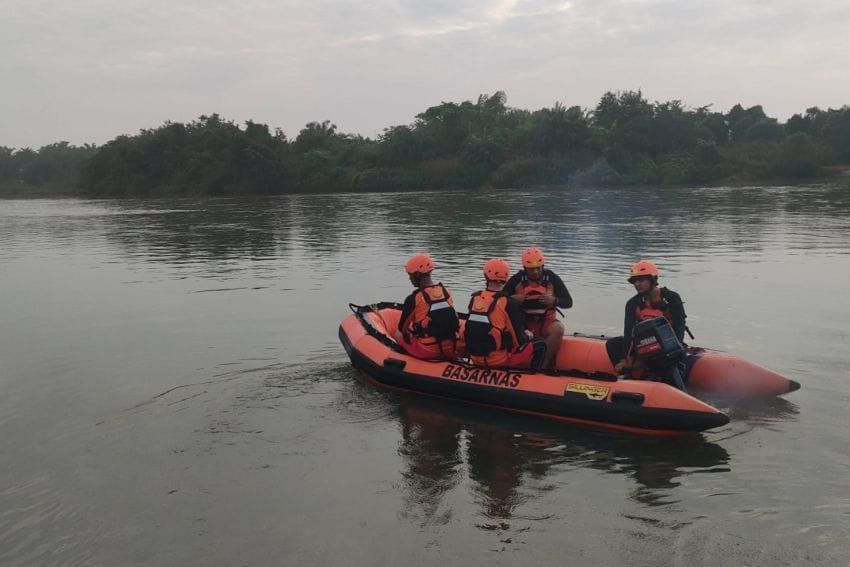 Terjatuh dari Jembatan Rantau Berangin, Pemuda Hilang