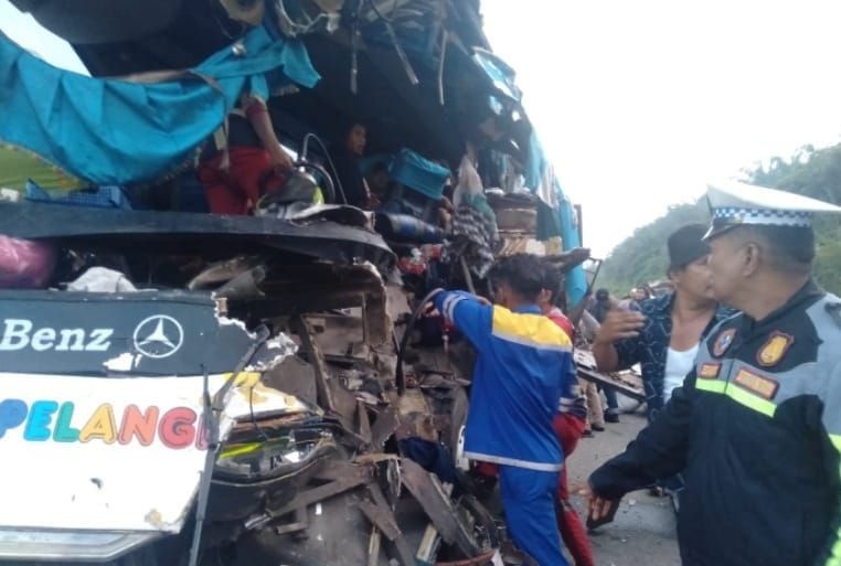 Personel PJR Polda Riau Evakuasi Korban Laka di Tol Permai