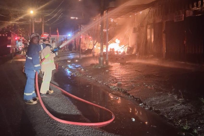 Si Jago Merah Mengamuk, Lima Kios di Jalan Belimbing Hangus