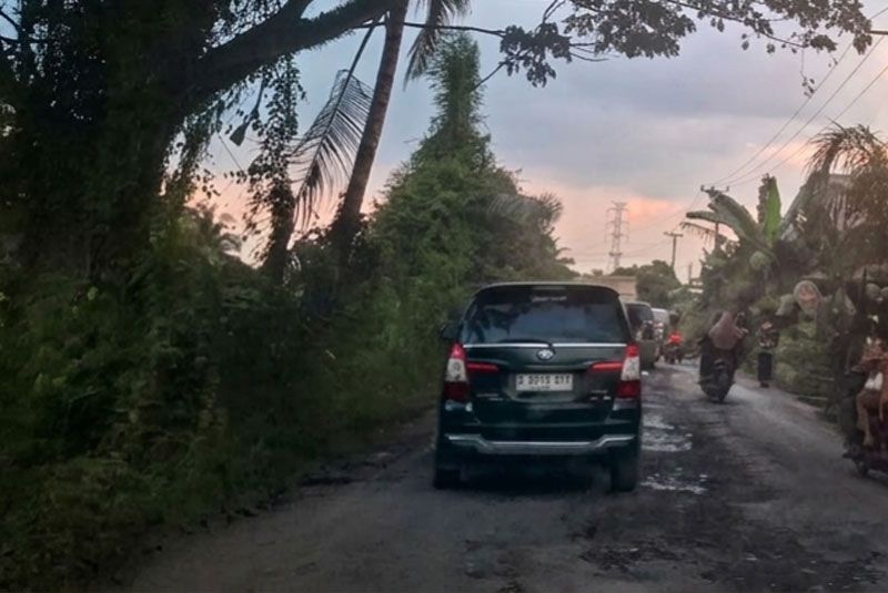 Truk Batu Bara Bikin Jalan di Kuala Cinaku Makin Parah