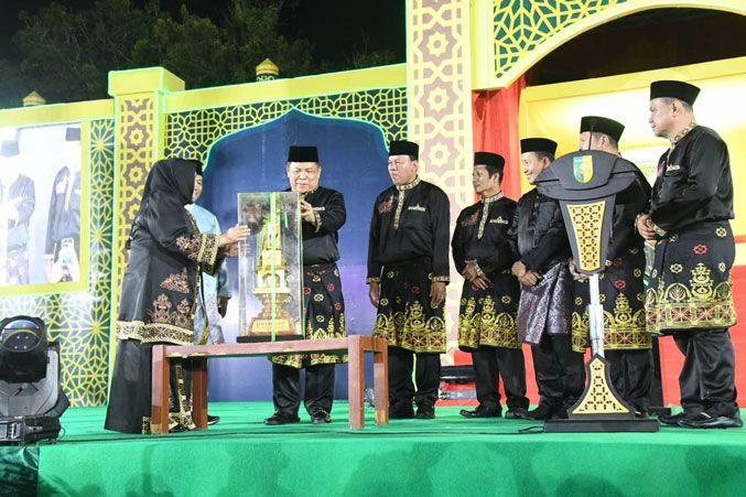 Serahkan Piala Bergilir di Pembukaan MTQ ke-44 Riau, Bupati Kasmarni Titip Harapan Besar kepada Kafilah Bengkalis