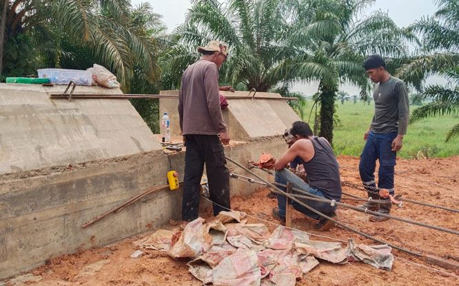Jembatan Gantung Garuda di Bangko Pusaka-Menggala Sakti Rohil Masuki Tahap Pembentangan Tali Sling dan Penyetelan