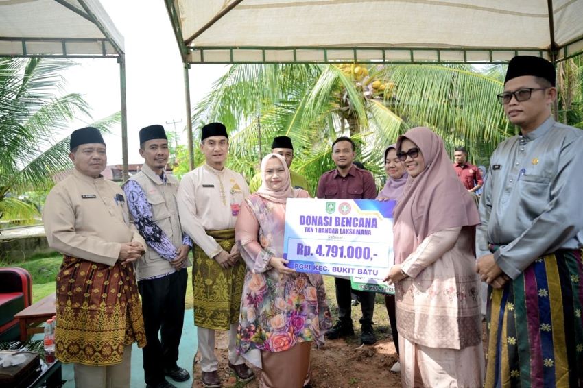 Bupati Kasmarni Serahkan Bantuan untuk Korban Puting Beliung di Desa Api-Api
