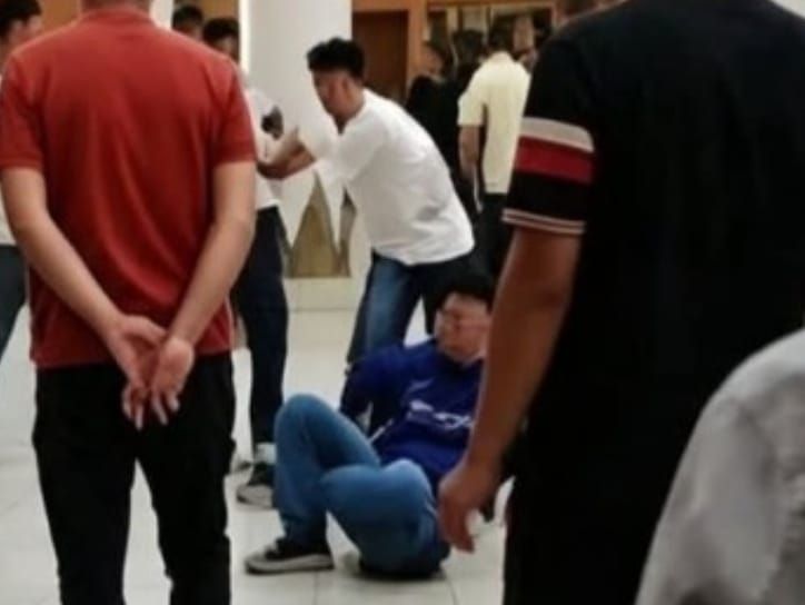 Rapat Banggar DPRD Riau Ricuh, Dua Kubu Baku Hantam