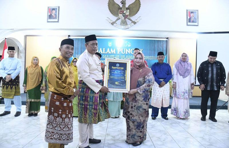Bupati Kasmarni Terima Penghargaan Komitmen Membangun Kemaslahatan Umat dari MUI Bengkalis