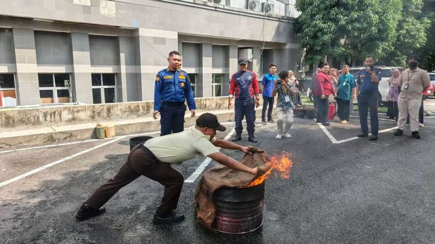 Civitas FK Unri Hadapi Kebakaran, Praktik Langsung Gunakan APAR