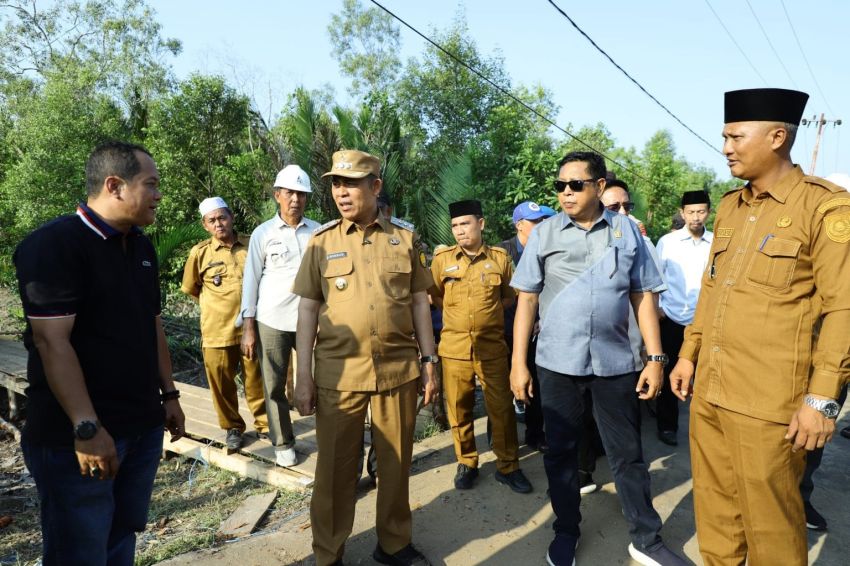Bupati Inhil Tinjau Pembangunan Kantor Camat Tanah Merah