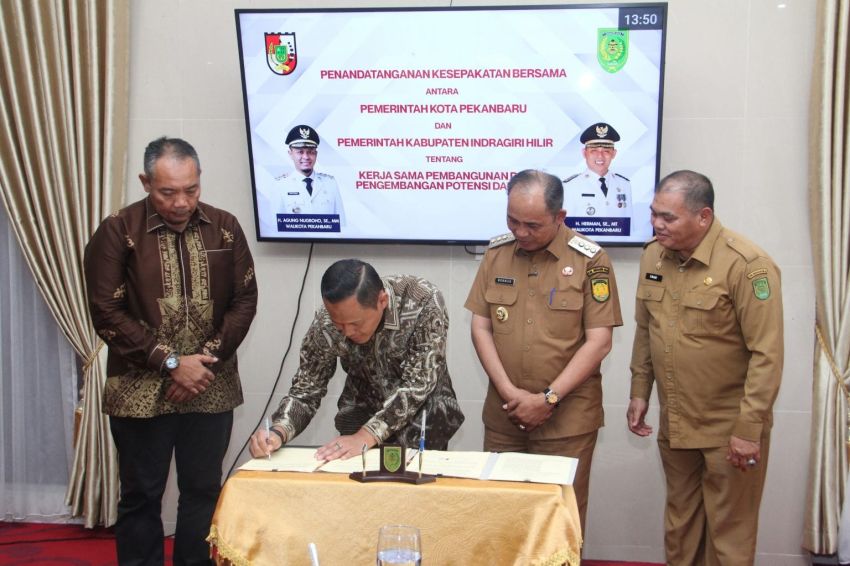 Wako Pekanbaru dan Bupati Inhil Teken Kerja Sama Pembangunan dan Pengembangan Potensi Daerah