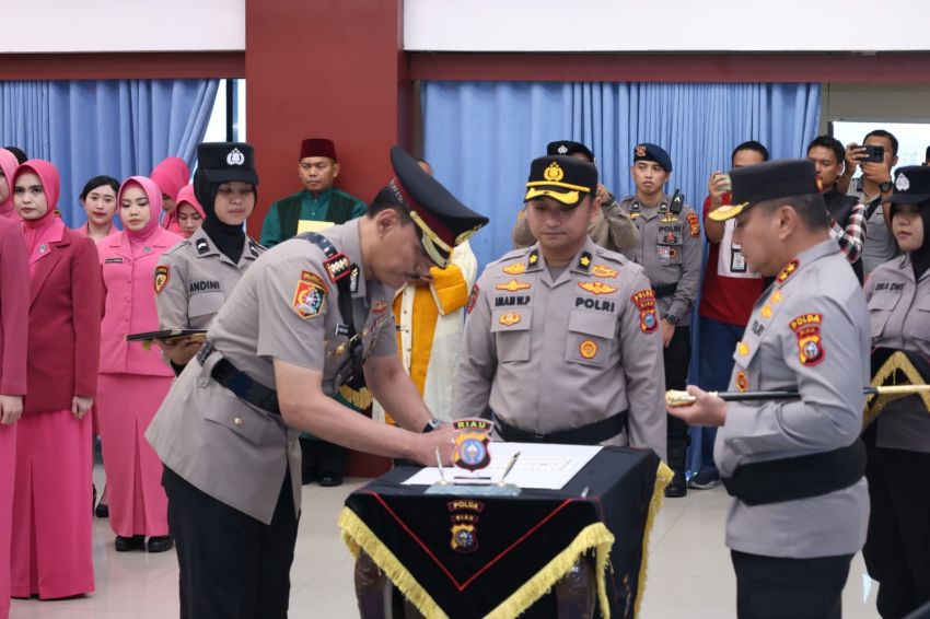 Dua Pejabat Utama Polda Riau dan Empat Kapolres Jalani Sertijab
