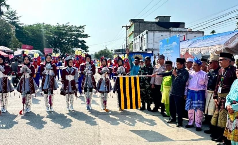 Anggota DPRD Riau Samsuri Daris Lepas Pawai Milad ke-86 Desa Kotabaru Inhil
