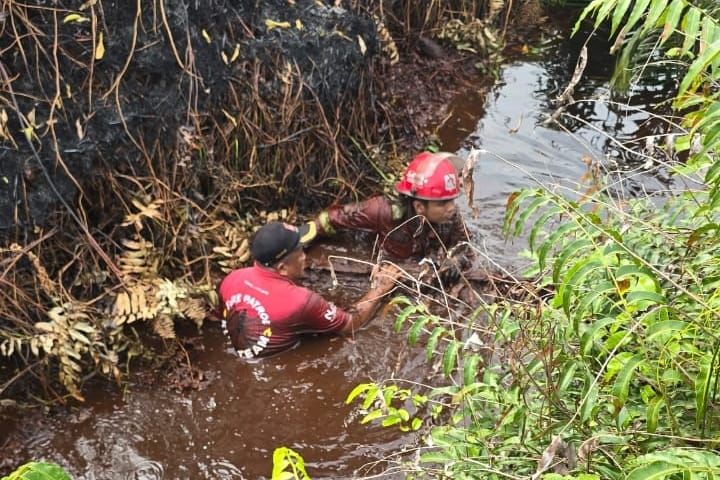 Sumber Air Kian Menipis, Manggala Agni Kuras Lumpur Kanal demi Padamkan Karhutla di Bengkalis