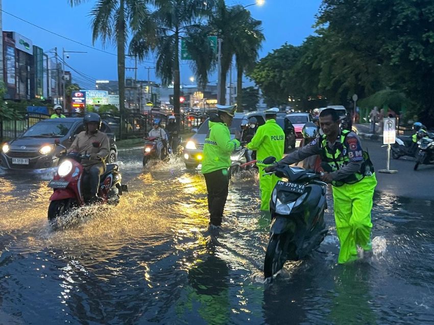 Hujan 3 Jam, Jalan Sudirman dan Diponegoro Pekanbaru Tergenang