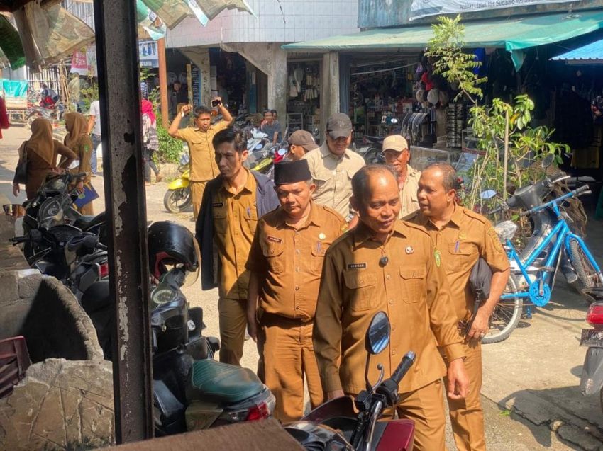 Bupati Herman Tinjau Pengerjaan TPS dan Drainase Pasar Rakyat