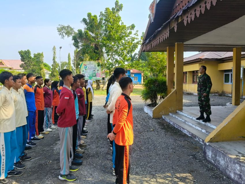 Babinsa Koramil 06/Siak Hulu Latih 30 Siswa Paskibra HUT RI ke-81 Kecamatan Siak Hulu