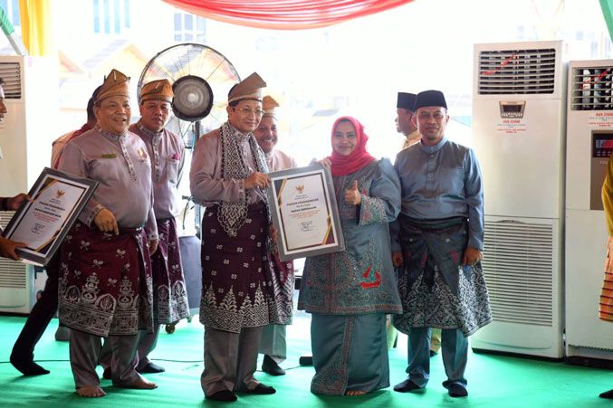 Bupati Kasmarni Terima Penghargaan Menteri Agama atas Program Masjid Ramah Pemudik